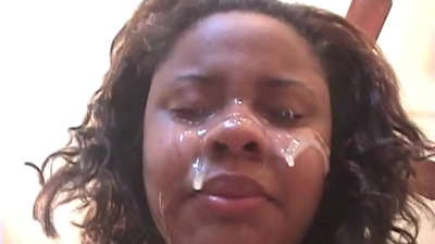 Crna Brazilka dobiva spermu na licu nakon analnog seksa s velikim kitom